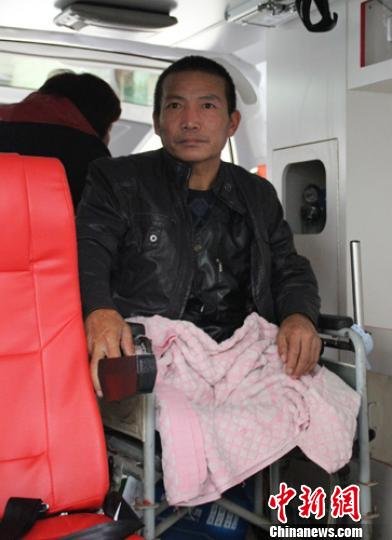 河北“自鋸病腿”農(nóng)民康復(fù)出院:醫(yī)院未收任何費(fèi)用