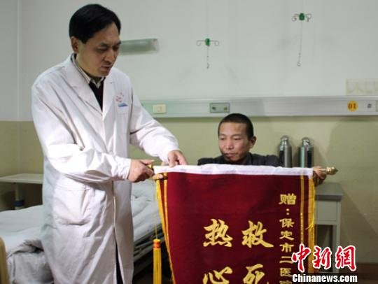 “自鋸病腿”農(nóng)民康復(fù)出院 醫(yī)院未收任何費(fèi)用