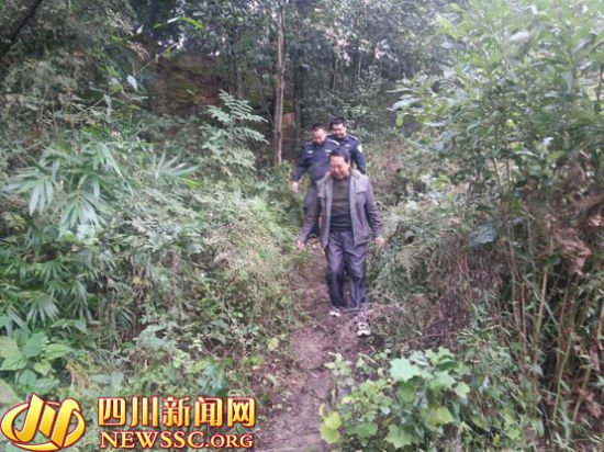 民警勘查現(xiàn)場