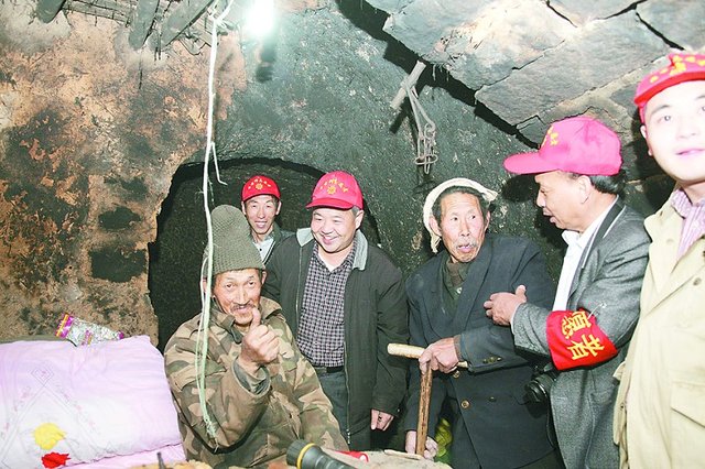 老哥倆雙雙殘疾蝸居山洞17年沒用過電