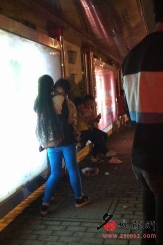 小學(xué)生公交站臺跪地求愛摟抱 同學(xué)鼓掌祝賀(圖)