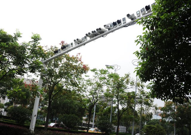 北京上海多個路口現(xiàn)“葡萄架”密集攝像頭