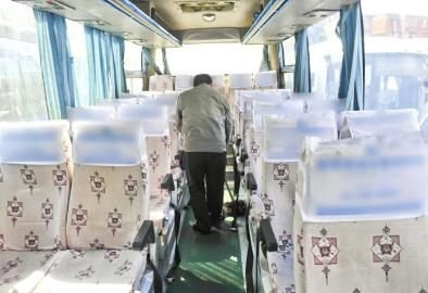 大巴車(chē)司機(jī)怕扣分拒停車(chē) 小伙內(nèi)急拉在車(chē)上