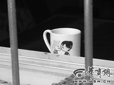 王東房間窗戶上的水杯。奶奶說她根本管不住這個『小霸王』