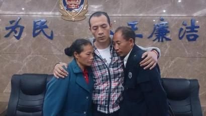 11月3日,周昌奎一家三口團聚。