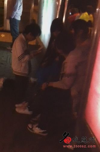 小學(xué)生公交站臺跪地求愛摟抱 同學(xué)鼓掌祝賀(圖)
