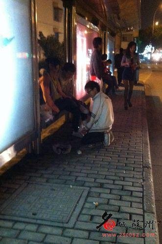 小學生公交站臺跪地求愛 網(wǎng)友笑稱情何以堪