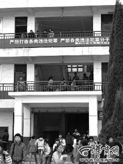 受害者江小洋(化名)所在的腰市中學掛著“嚴厲打擊各類違法犯罪嚴懲各類違法犯罪分子”的標語