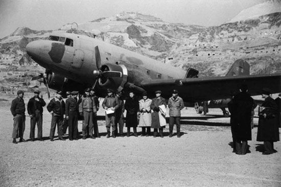 胡宗南部高級軍官與記者團主要成員在飛機前合影