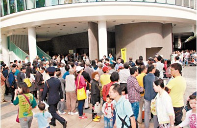港人摸黑守候國家跳水隊(duì)千張表演入場(chǎng)券35分鐘派完